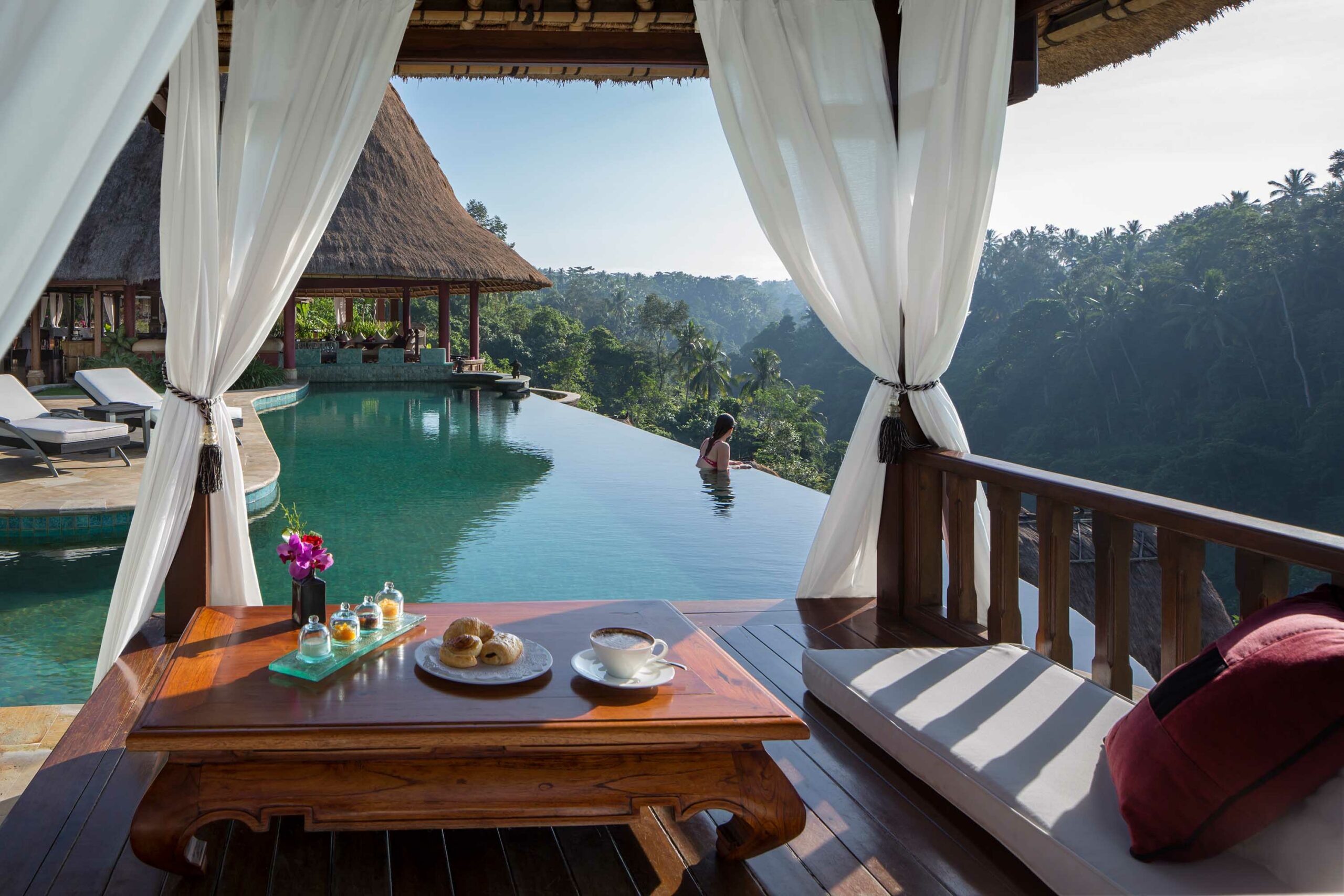 Willkommen im Dschungel! Im Luxus-Hotel auf Bali in Thailand erlebt man die unberührten Tropenwälder hautnah. Ganz abgeschieden, dabei mit allen Annehmlichkeiten, die das Reiseherz begehrt.
