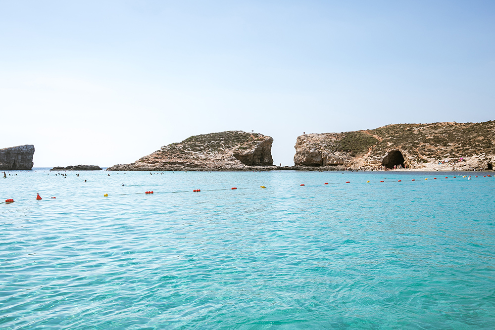 Das Azure Window – Drehort für "Game of Thrones" – auf Malta ist leider eingestürzt, die türkisblauen Gewässer laden dennoch zum Baden und Entspannen ein.