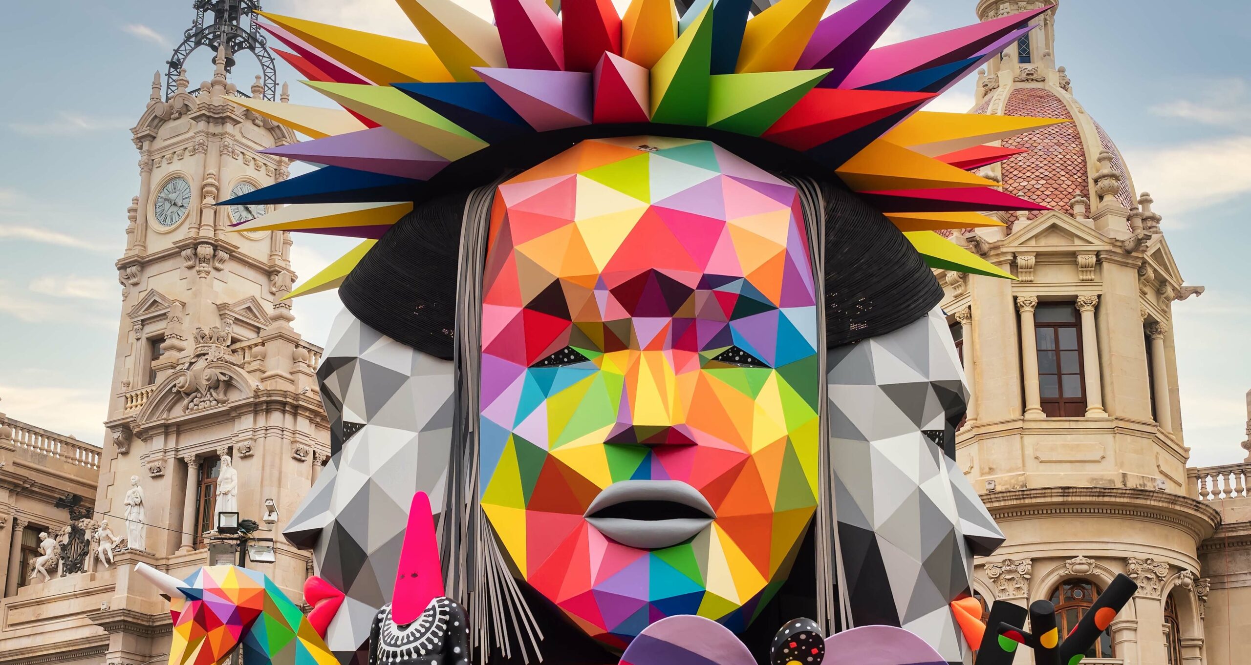 Kaum ist der Karneval vorbei, lädt Spaniens drittgrößte Stadt zum Fallas Festival. Valencias Frühlingsfest punktet mit haushohen Figuren und Feuerwerken, Knallkörpern und kostümierten Falleras – und wird mit diesen 10 Reisetipps zum feurigen Erfolg.
