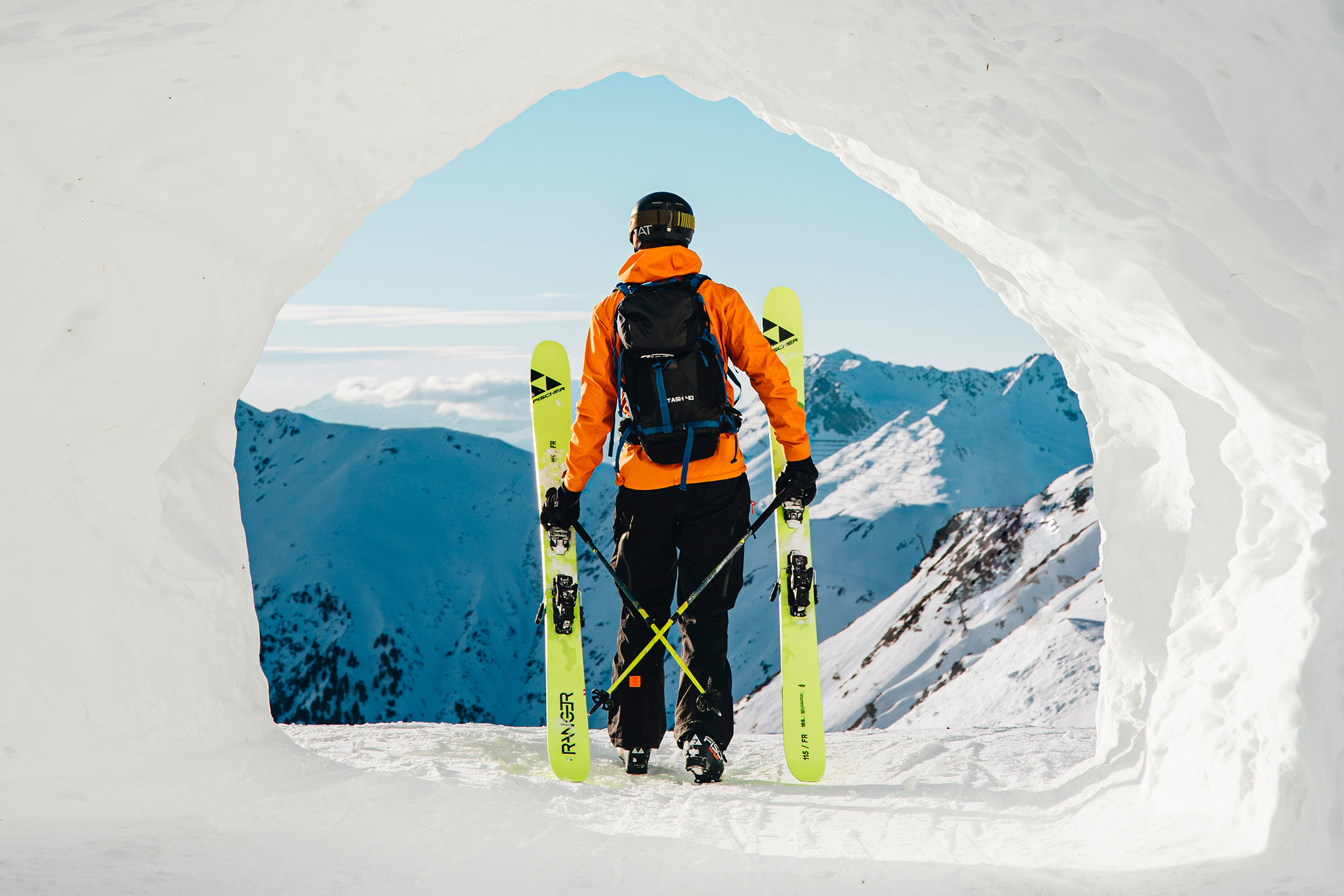 Von Salopetten, Stöcken und SPF: Das sind die absoluten Essentials für den nächsten Ski-Trip.