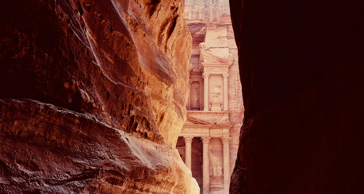 2022 bereisen wir ein Königreich: Jenseits des Jordan erwartet Reisende mit Jordanien ein wahres Juwel des Mittleren Ostens! Wissenswertes rund um das Land am Toten Meer, luxuriöse Hotels und 7 tolle Reisetipps gibt’s hier.