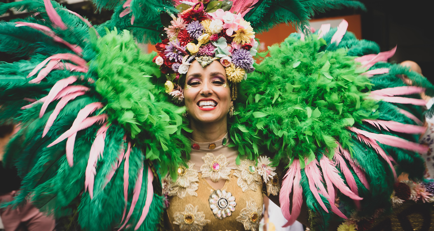 Die große Mardi Gras Parade in Rio de Janeiro musste 2022 coronabedingt abgesagt werden – der Karneval findet dennoch statt. Und zwar weltweit, von Europa bis Amerika: Wir stellen vier der absoluten Hotspots für Paraden, Partys und Possen zum diesjährigen Mardi Gras vor.