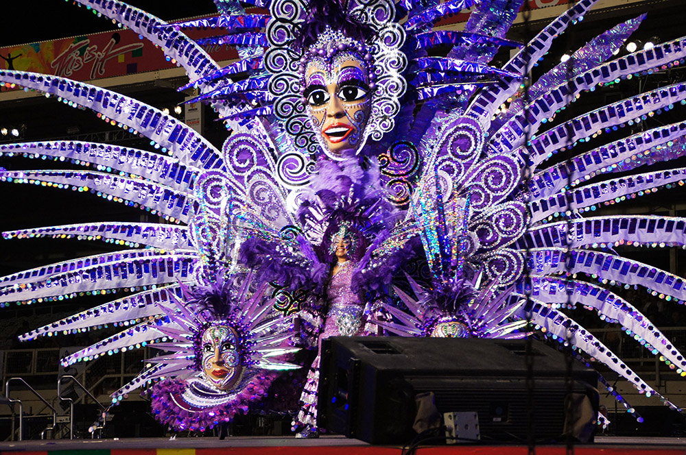 Farbenpracht, Pailletten und Federn: So glamourös wird Mardi Gras in der Karibik gefeiert.
