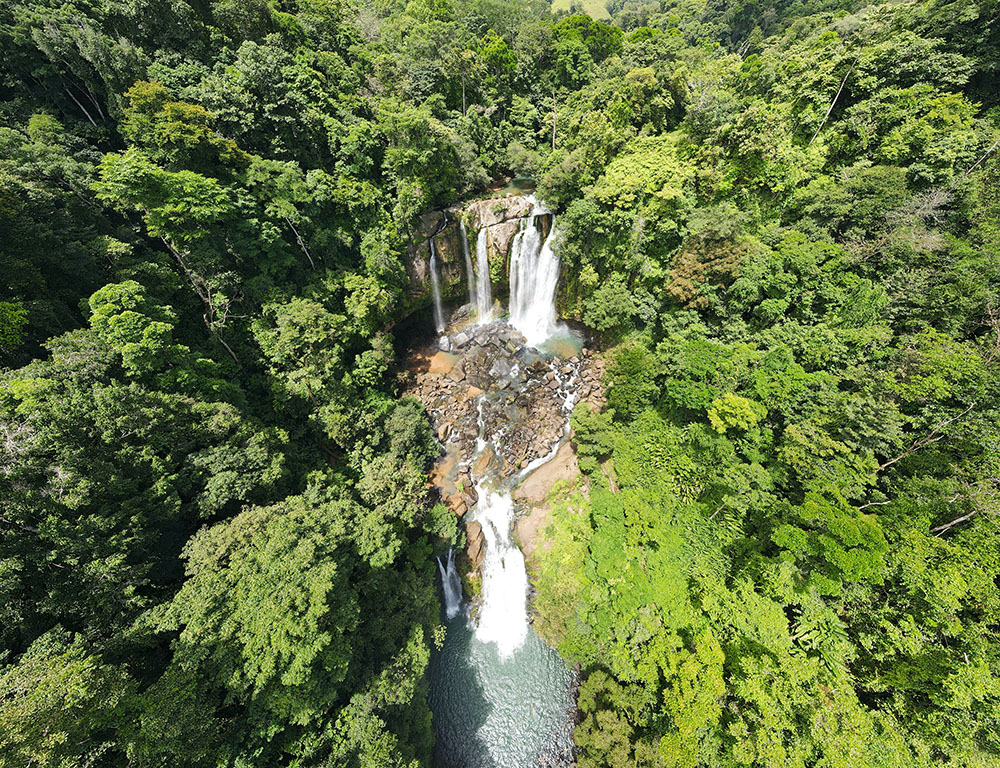 Das Viceroy Bali bietet Flüge über den Nauyaca Wasserfall in Costa Rica.