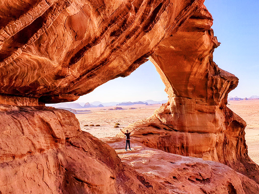 Wadi Rum in Jordanien überrascht mit vielfältigen Felsformationen und lustigen Jeep-Touren sowie Sandboarding.