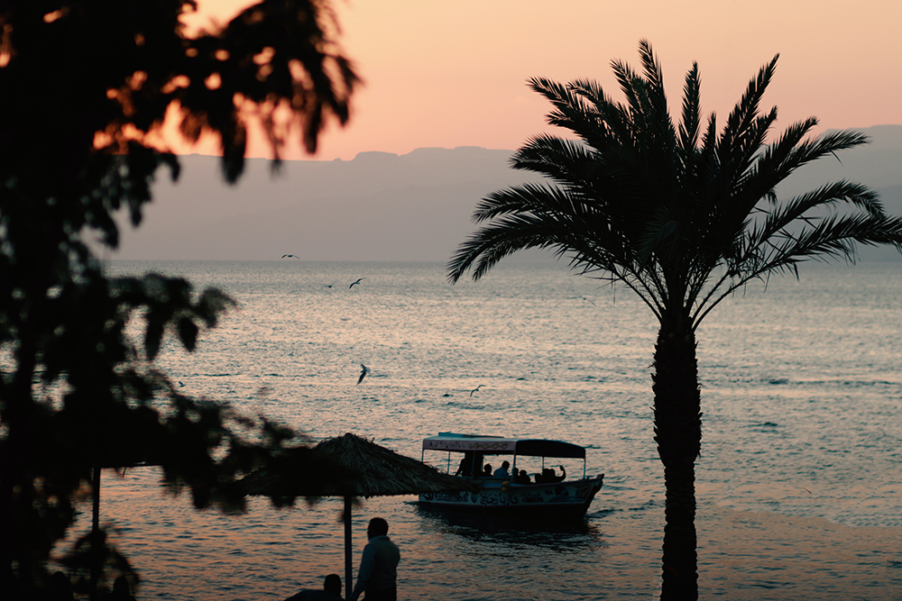 Die Hafenstadt Aqaba am Roten Meer ist ein beliebter Hotspot für Taucher, Schnorchler und Surfer.