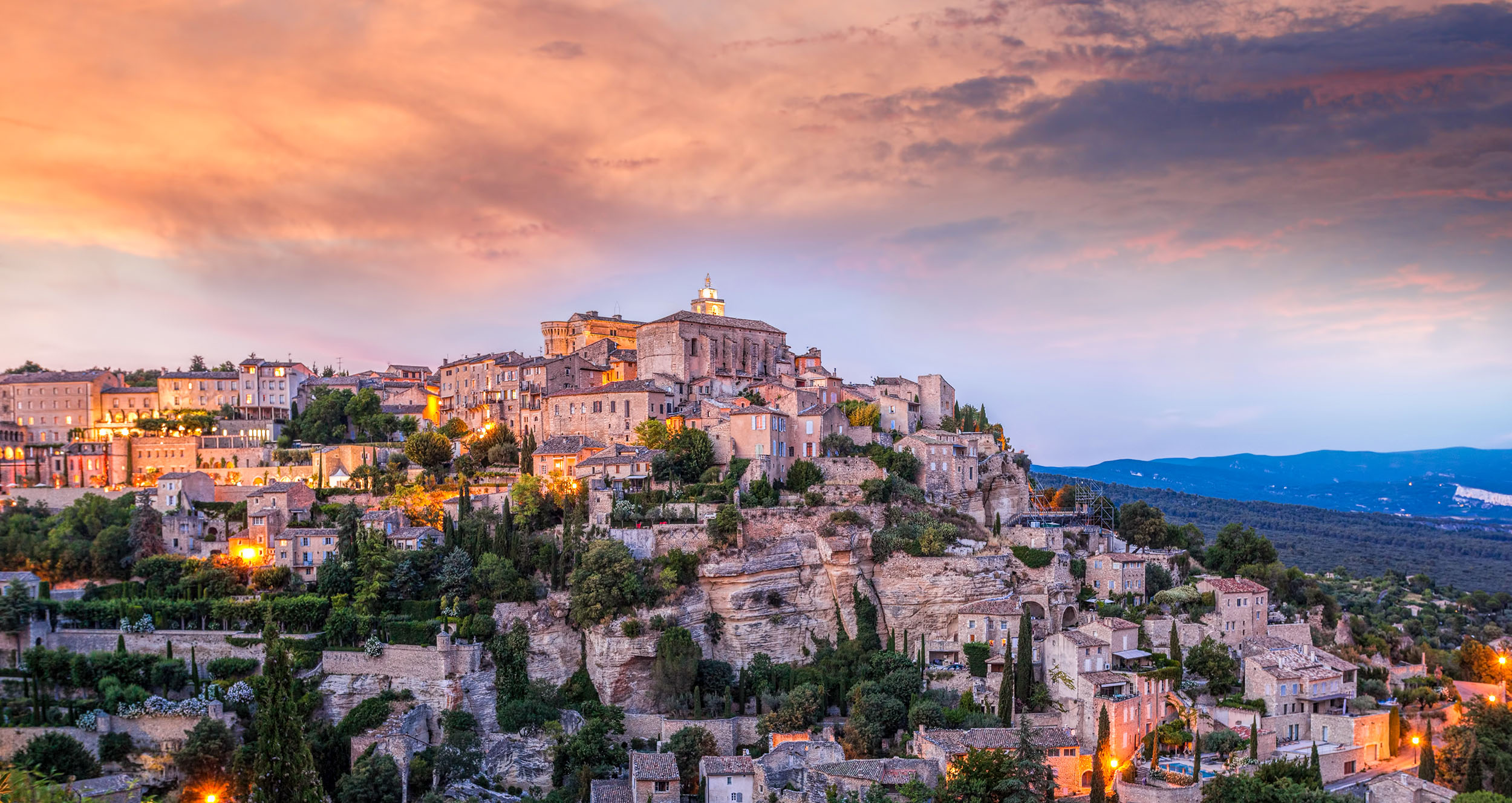 Die Provence zeichnet sich durch ihre unglaubliche Vielfältigkeit aus. Von der Côte d’Azur bis hinauf in die französischen Voralpen stößt man im Süden Frankreichs auf weite Lavendelfelder und steile Felsschluchten, pittoreske Bergdörfer und schicke Küstenstädte.