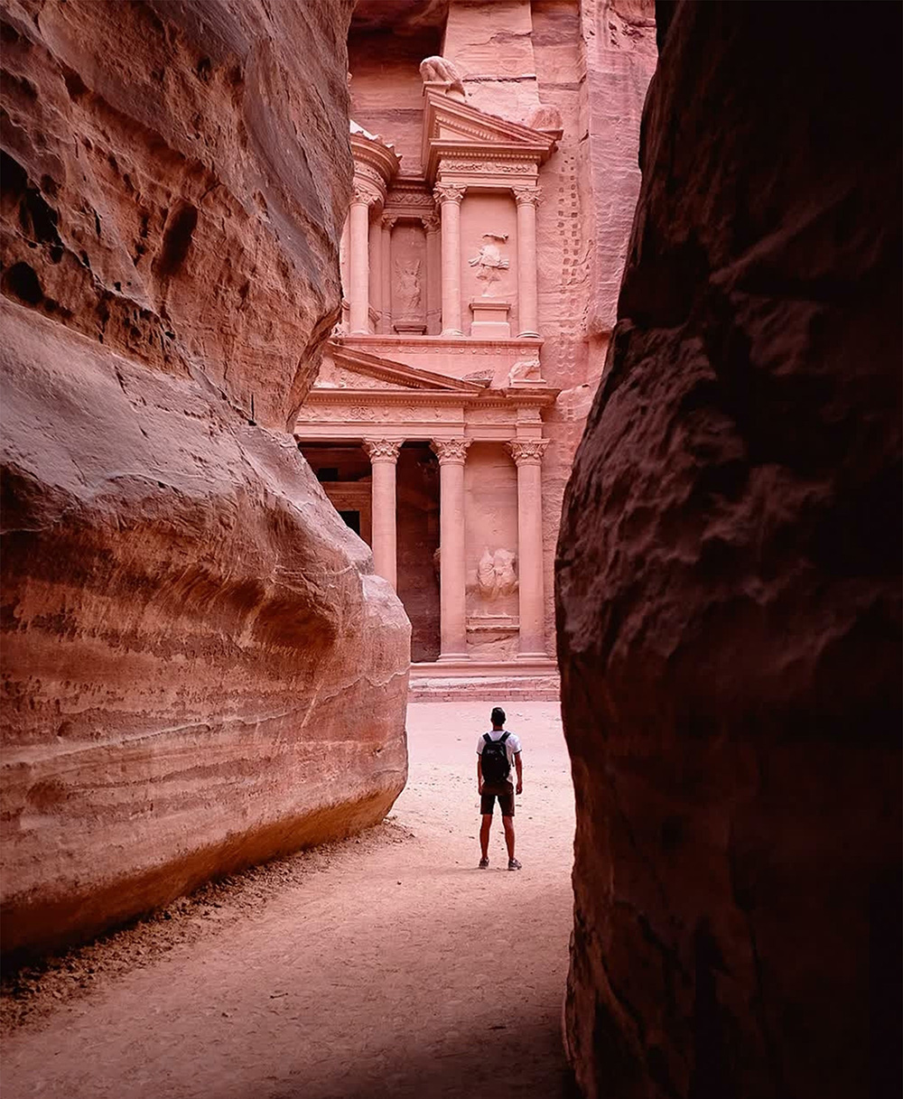 Die Felsenstadt Petra in Jordanien lockt mit rosafarbenem Sandstein und jahrtausendealten Bauten.