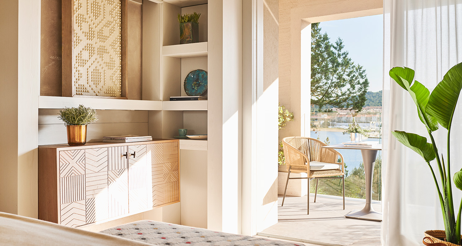 Das ist Laidback Luxury von seiner schönsten Seite: Das 7Pines Resort inmitten duftender Gärten und direkt an Sardiniens Traumküste gelegen, verspricht, das neue Highlight der Insel zu werden.
