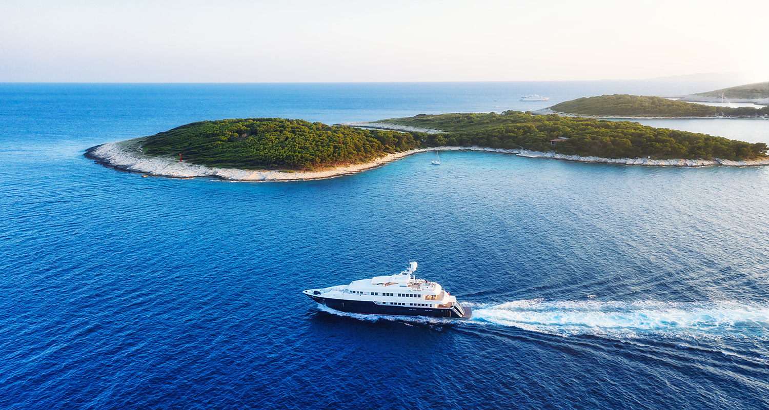 Griechenland, Spanien oder Kroatien mit der Yacht erkunden: Luxus pur – und nicht nur Millionären vorbehalten. Damit die erste Seefahrt zum vollen Erfolg wird, haben wir fünf hilfreiche Tipps für die Charteryacht First Timer gesammelt.