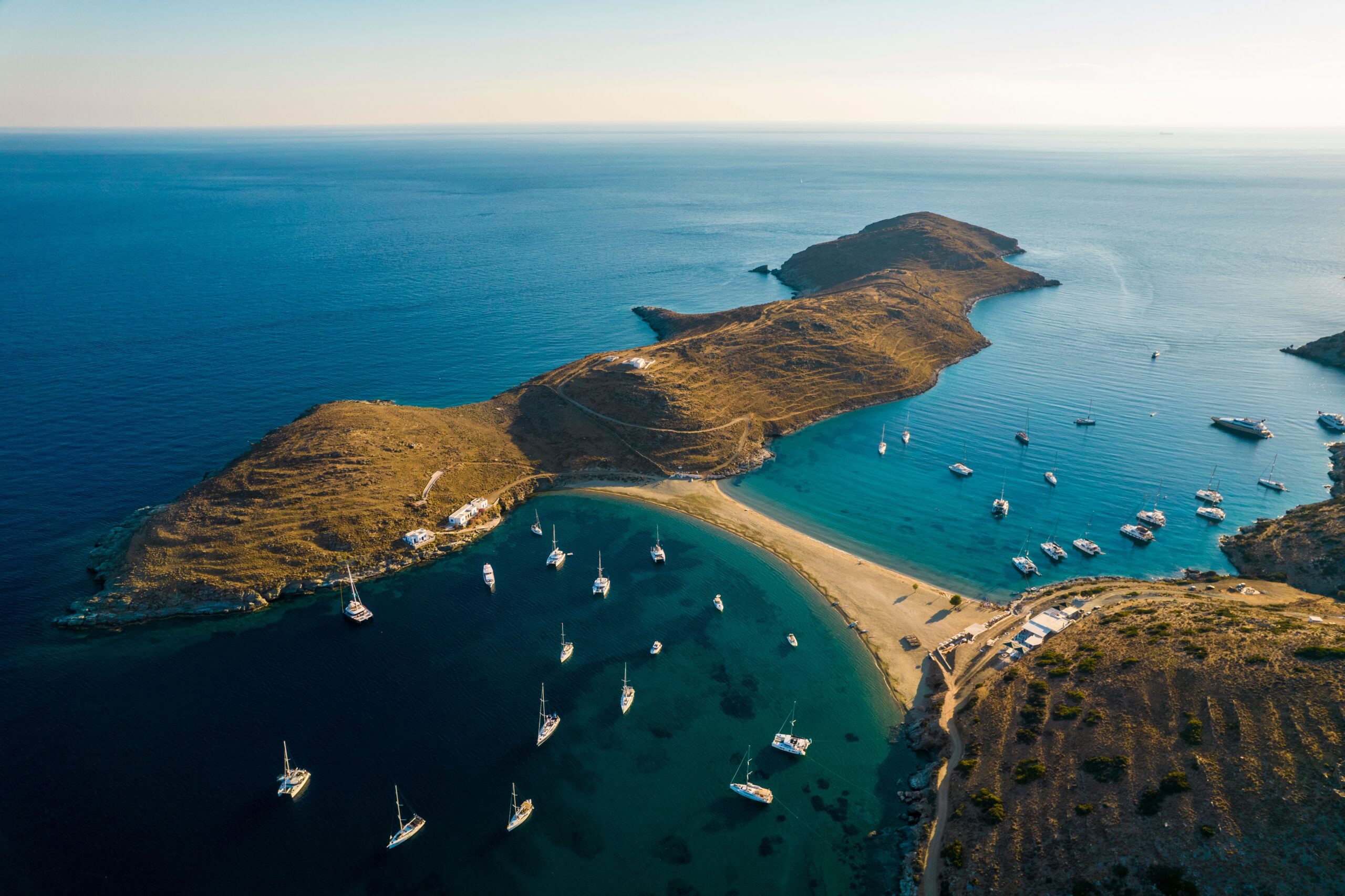 Santorin, Mykonos – oder doch lieber Syros? Die Kykladen sind so wunderschön wie sie vielfältig sind. Mit unserem kleinen Guide landet man diesen Sommer mit Sicherheit auf der richtigen Insel.
