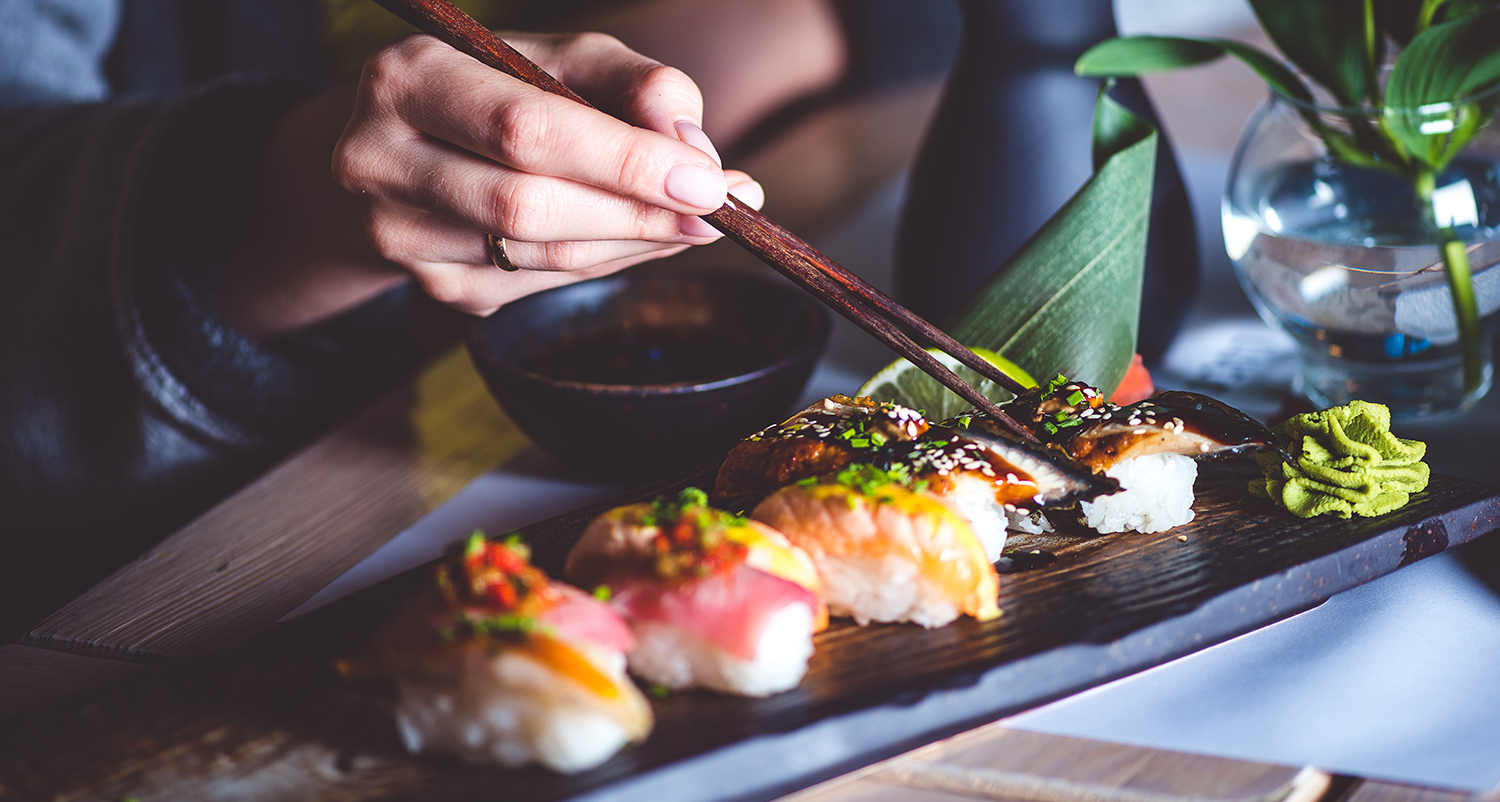 Ob man nun zur Art Basel im Juni anreist oder dem facettenreiche Miami „bloß so“ einen Besuch abstattet: Diese 5 Sushi Spots in Floridas Hauptstadt sollte jeder Foodie auf seine Bucketlist schreiben. Plus: kurze Einführung und die wichtigsten Begriffe für Sushi-Neulinge.