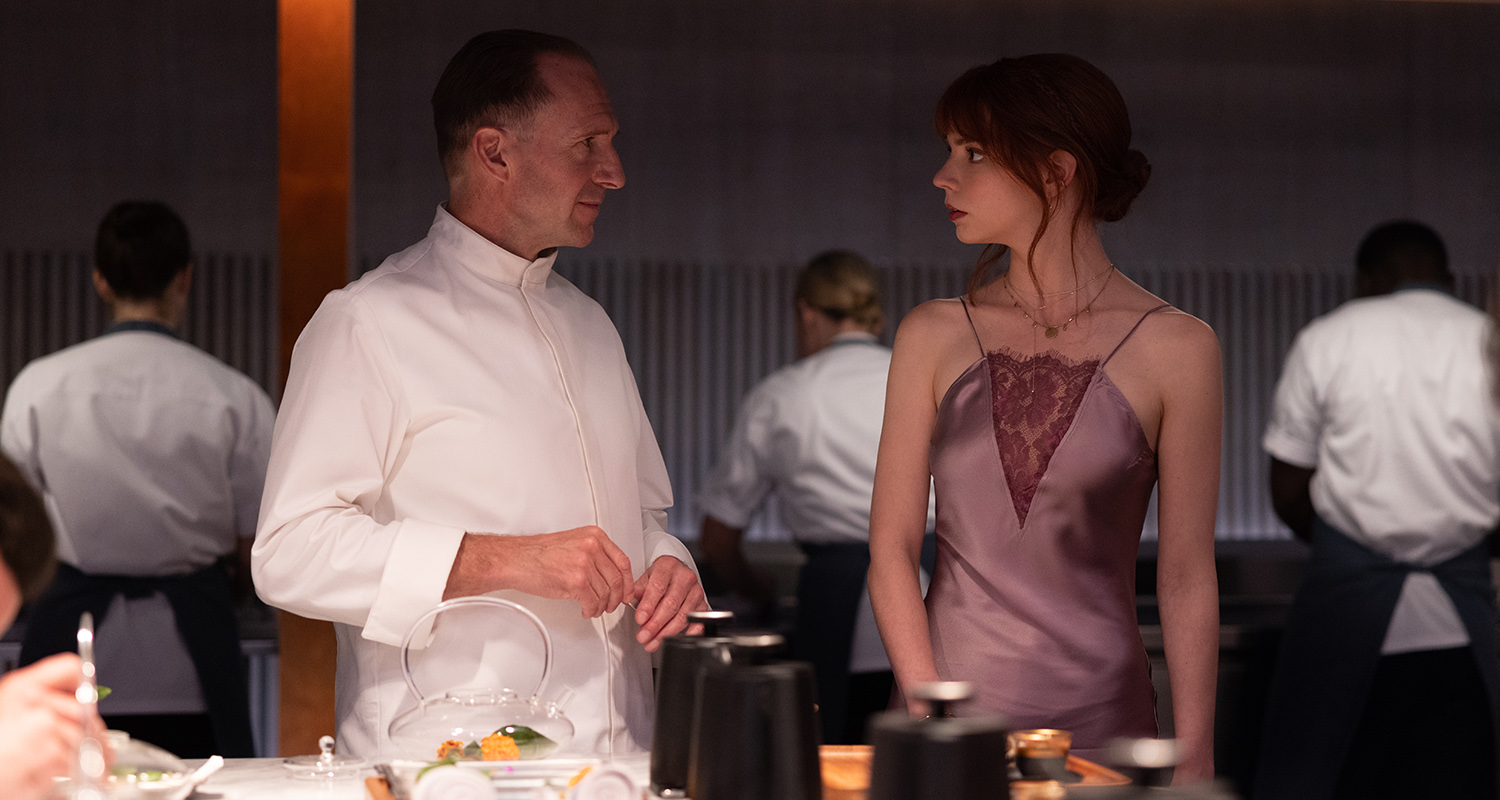 Ralph Fiennes serviert als Horror-Gourmetkoch „Chef“ dem Cast rund um Anya Taylor-Joy eine gehörige Portion Spannung: Das sind die Drehorte und Hintergrundinfos zum im November erscheinende Film „The Menu“.