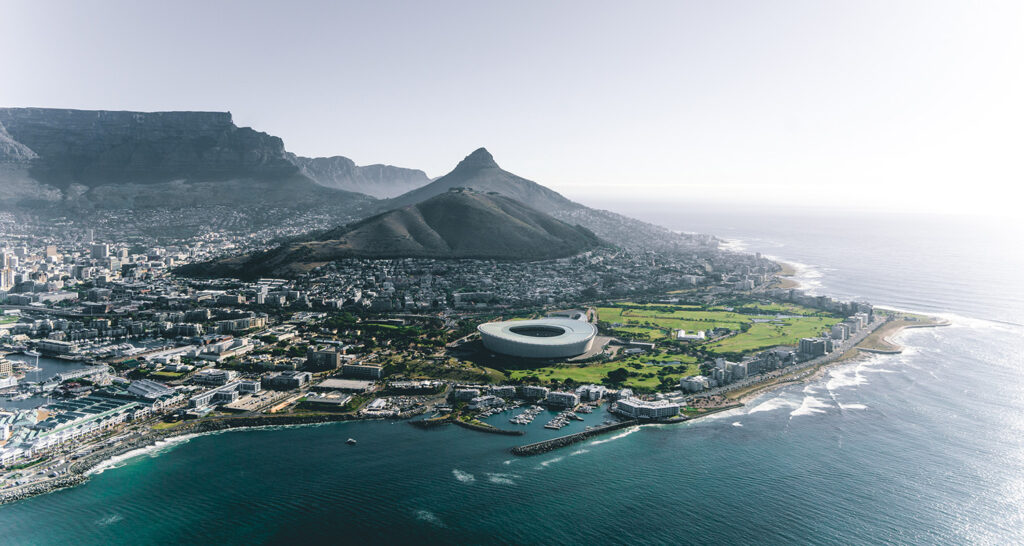 Auf nach Kapstadt: Während der Secret Season präsentiert sich Südafrikas charmanteste Hauptstadt mehr denn je als attraktives Reiseziel für Gourmands und Sportliebhaber, Kunstaffine und Surfer.
