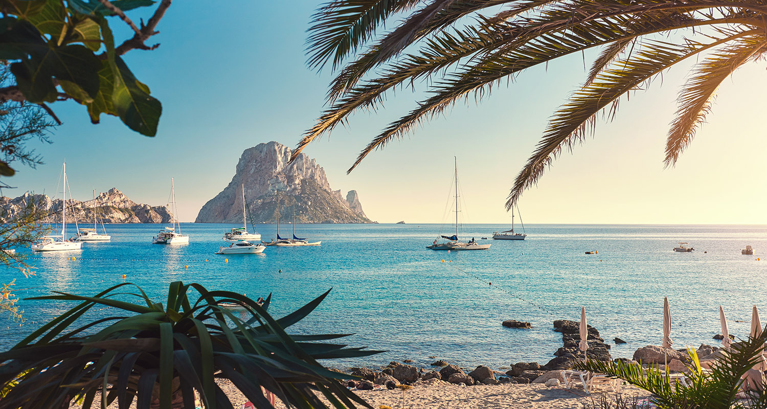 Vom Partystrand, auf dem Sonnengeküsste die Champagnerflöten klingen lassen, bis hin zur wildschönen, einsamen Bucht: Ibiza, Spaniens Weiße Insel, lockt mit einer Vielzahl facettenreicher Strände und Buchten. Diese 7 sollten auf keiner Beach-Bucktlist fehlen!
