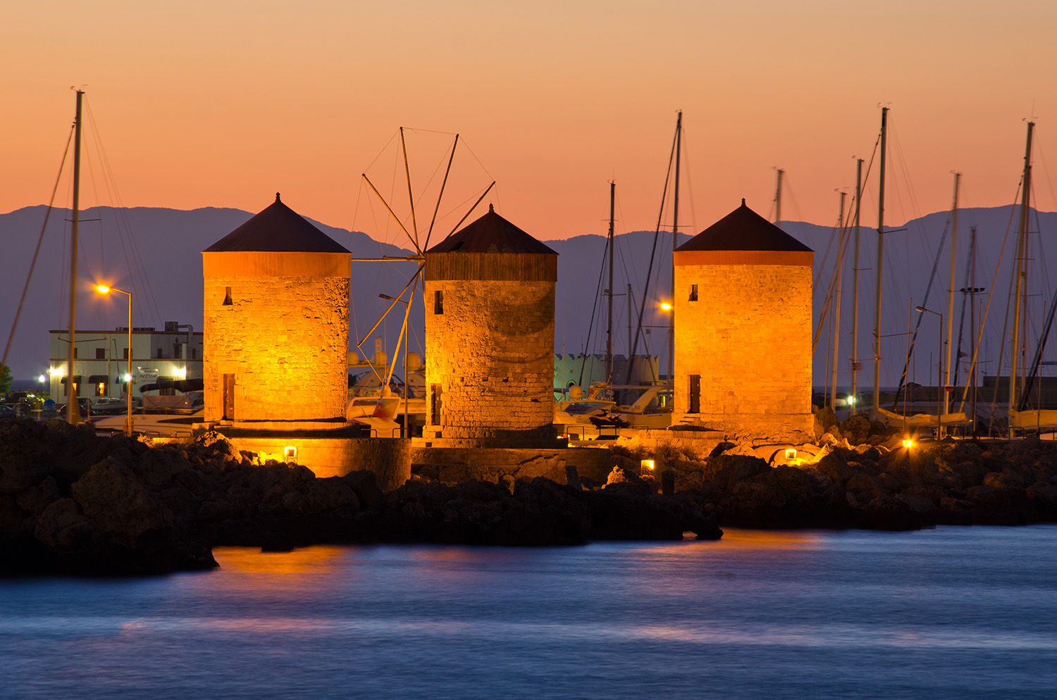 Die Windmühlen vor Rhodos Stadt: Das sind die schönsten Sehenswürdigkeiten auf Rhodos. 