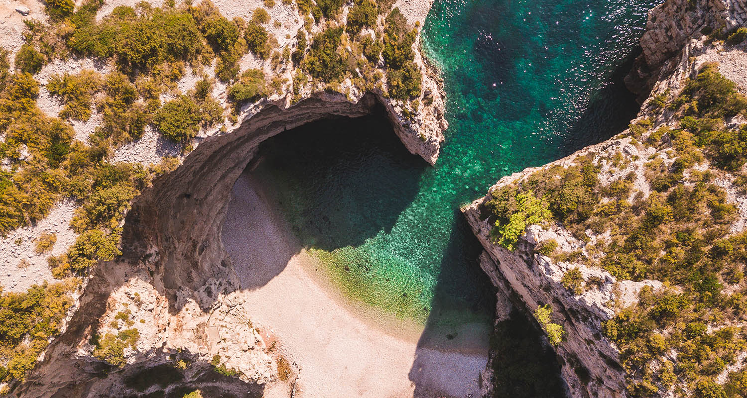 Strände Dalmatien: Von Goldenen Hörnern und versteckten Höhlen bis hin zu feinen Sandstränden: Kroatien, und vor allem die Region Dalmatien, ist bekannt als wahres Strandparadies. Wo man diesen Sommer sein Handtuch ausbreiten sollte, verraten wir.