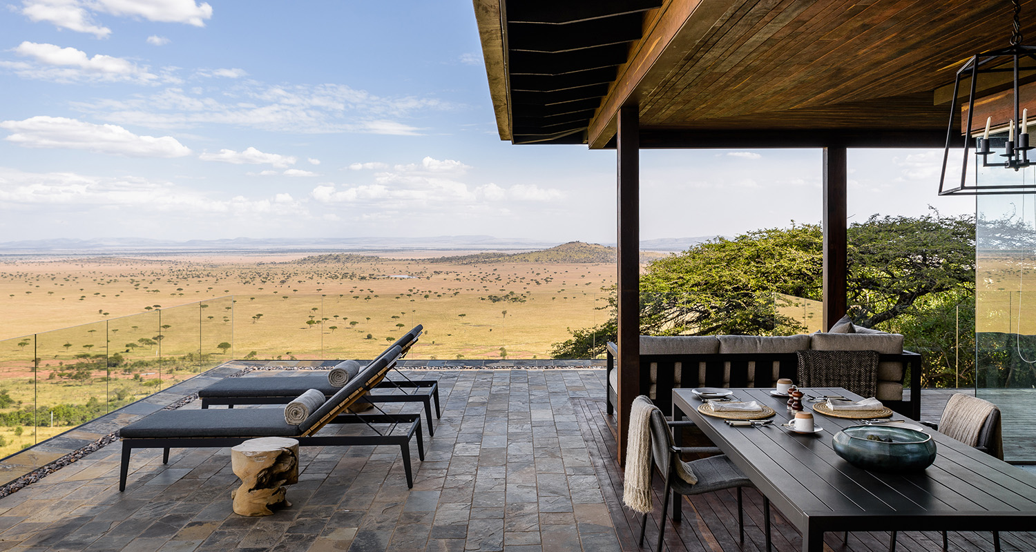 Hillside-Suite-Singita-Sasakwa-Lodge-Dining-on-the-Deck-with-a-View