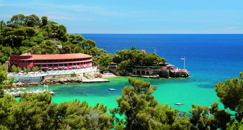 Green Glam trifft auf Luxus-Refugium: Das Fünf-Sterne-Hotel Monte Carlo Beach ist Monacos terrakottafarbener Place-to-be im Spätherbst – und punktet seit über 90 Jahren mit unvergleichlicher Privatsphäre und absoluter Traumlage.