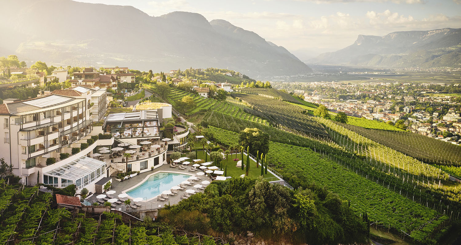 Wenn Südtirol sein buntes Herbstkleid überzieht, beginnt die wohl schönste Zeit im Meraner Land. Diese goldenen Tage zelebriert man auch im Hotel Castel, ein alpin-mediterranes Refugium für Genießer.