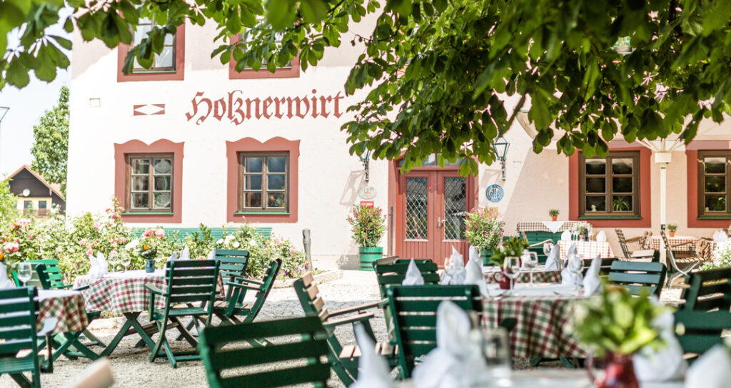 Review. Traditionell österreichische Gastfreundschaft und beste Kulinarik: Das Hotel Der Holznerwirt im Salzburger Land ist der perfekte Ort für einen romantischen Heimaturlaub.