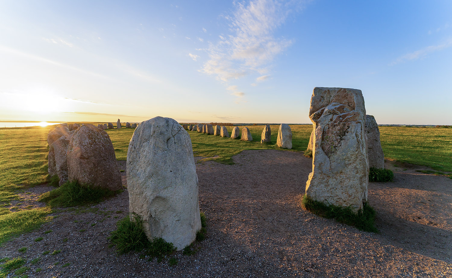 Die „Steine von Ale“ im schwedischen Ystad ist eine 67 Meter lange und 19 meter breite Schiffssetzung aus dem Jahr 600 n. Chr. 