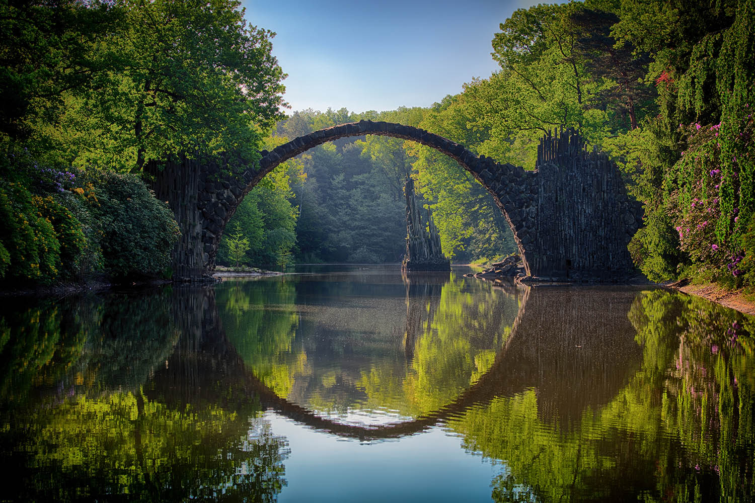 Die Rakotzbrücke, auch unter dem Namen „Teufelsbrücke“, bekannt, ist eine 20 Meter lange Bogenbrücke in Deutschland. 
