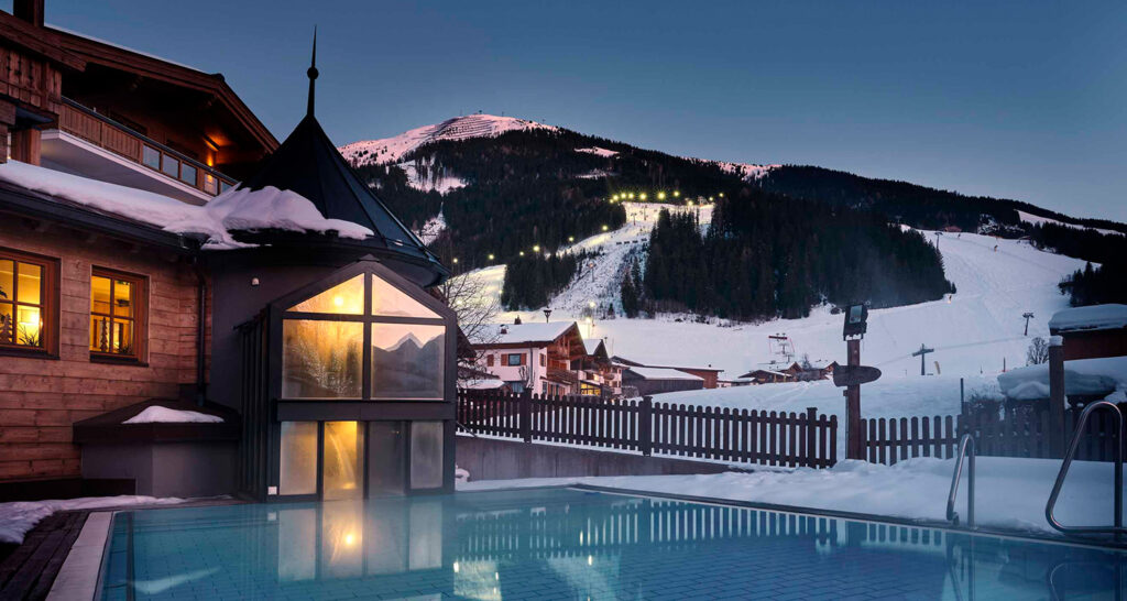 Saalbach Hinterglemm eröffnet ab 8. Dezember sein Pistenparadies. Den idealen Start in die schneereiche Salzburger Saison erlebt man – mit Familie, als Paar oder solo – im trendigen Hotel Hasenauer.