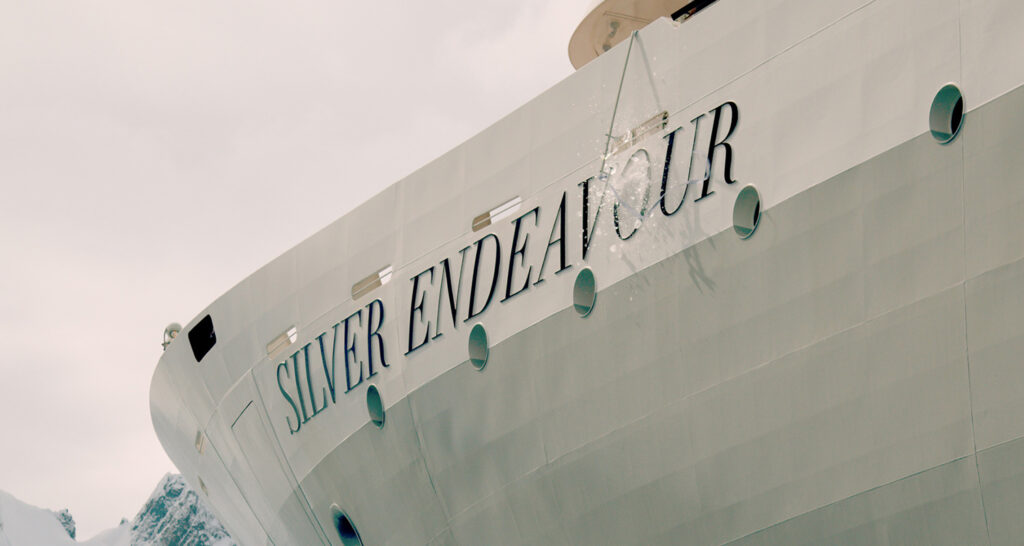 Zwischen Eisbergen und Champagnerflöten taufte Silversea Cruises in der Antarktis nun das luxuriöseste Expeditionsschiff der Welt. Die Schiffstaufe der Silversea Endeavor mit Patin Felicity Aston ist die erste im Lemaire-Kanal.