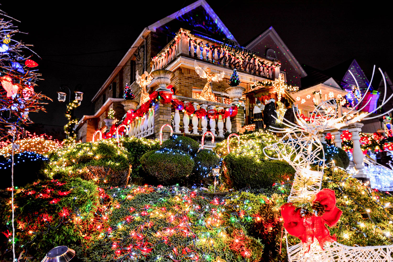 Wer Kitsch und typisch amerikanische Weihnacht liebt, sollte in Dyker Heights vorbeischauen. Das Wohngebiet in New York, im Stadtteil Brooklyn verwandelt sich ab November in ein Winter Wonderland par excellence