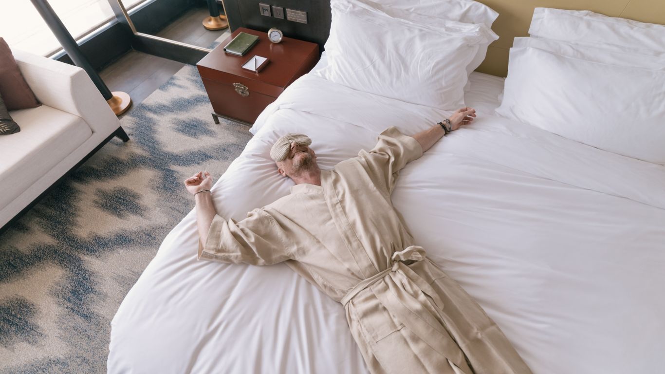Mehr (als) Schlaf: In Form des Sleep Tourismus erlangt kuratiertes Schlummern in Hotels, Resorts & Co. immer mehr Bedeutung. Im Rosewood bietet man das Programm Alchemy of Sleep an.