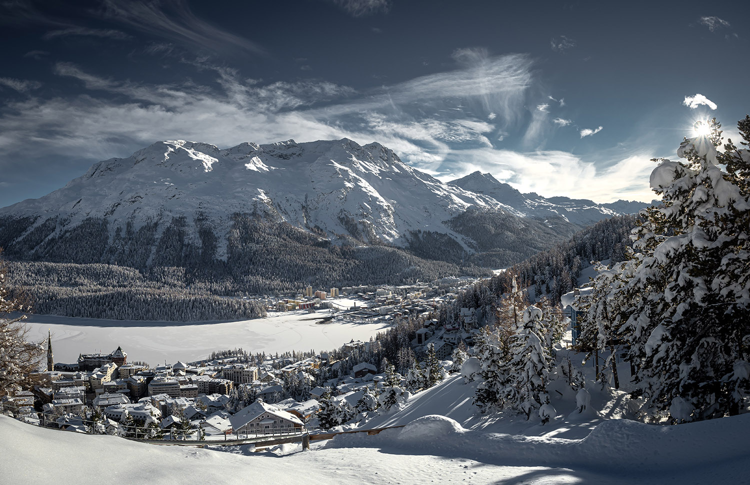 Die besten Skiregionen in der Schweiz: Kaum eine Winterdestination steht so sehr für kosmopolitischen Glam und Schneeidylle wie das mondäne St. Moritz