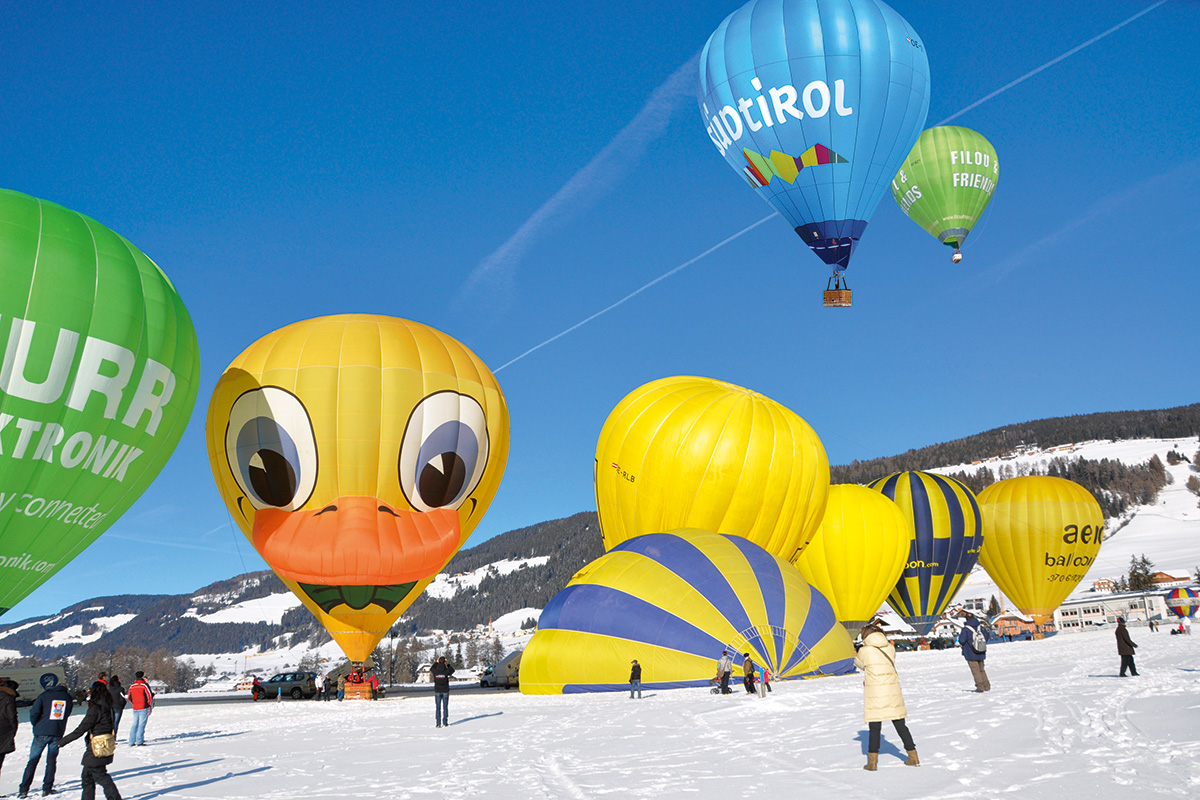 Verschiedene Heißluftballone beim Dolmiti Balloonfestival