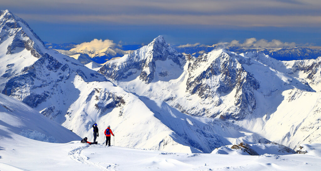 Sonnenverwöhnte Pisten treffen auf feinste Kulinarik, Après-Ski und Joie de Vivre im Schnee: Diese Skigebiete in den französischen Alpen sind ein Paradies für Wintersportler.