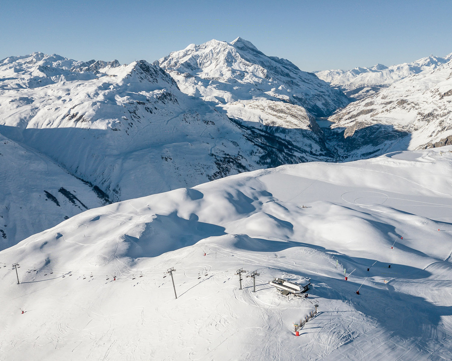 Skigebiete in Frankreich: Dass die Saison in den miteinander verbundenen Skigebieten Val-d’Isère und Tignes bereits im November startet und bis in den Mai hineinreicht, ist der idealen Lage im Herzen der Alpen geschuldet. 