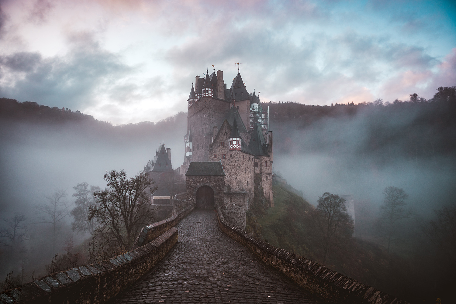 Wie ein verwunschenes Schloss ragt die Burg Eltz aus dem grünen Tal der Elz in Deutschland hervor.