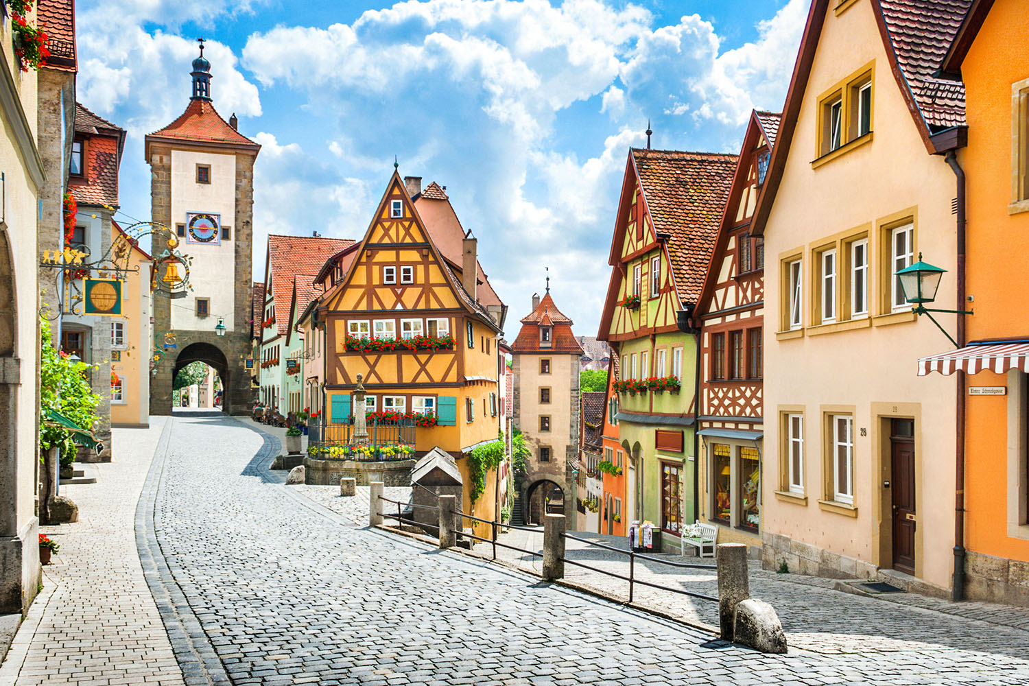 Deutschland von seiner charmantesten Seite: Rothenburg ob der Tauber mit seinen historischen Türmen und Torhäusern vermittelt den Eindruck, direkt in ein Grimm’sches Märchen spaziert zu sein.