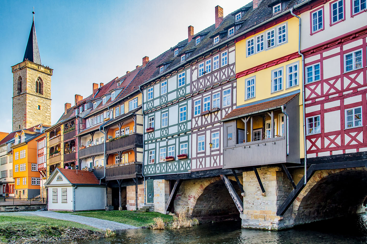 Die Krämerbrücke in Deutschland mit ihren malerischen Häuschen ist die längste, durchgehend mit Gebäuden bebaute Brücke Europas.