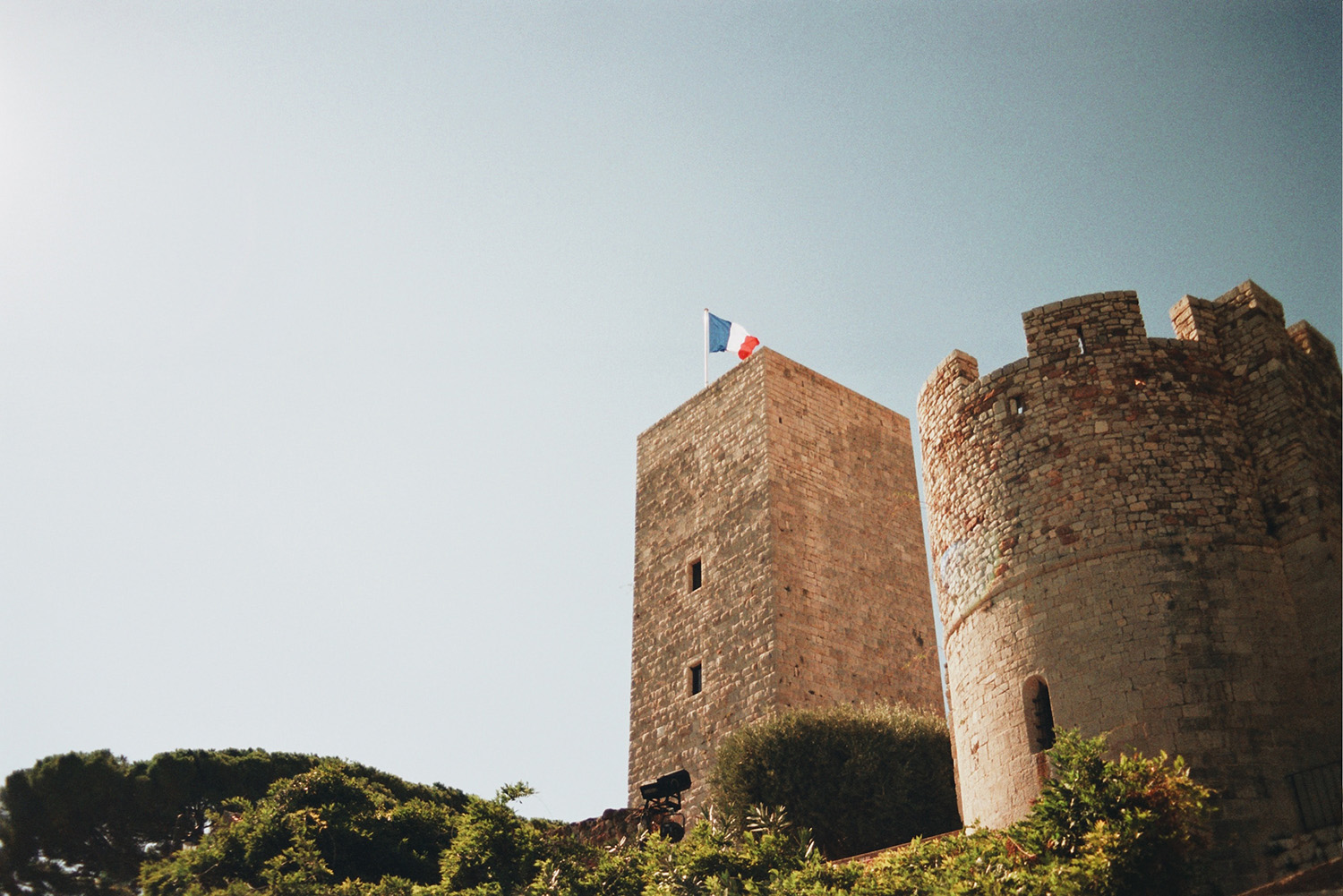Wer den Hügel Le Suquet erklimmt, findet sich dort im Angesicht eines Schlosses aus dem 11. Jahrhundert wieder: Dieses beherbergt das Musée de la Castre in Cannes