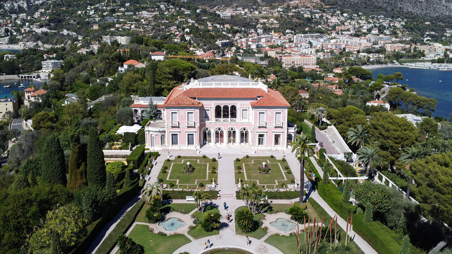 Einen Blick in die prachtvolle Vergangenheit der Côte d’Azur und ihrer High Society bietet die Villa Ephrussi de Rothschild.