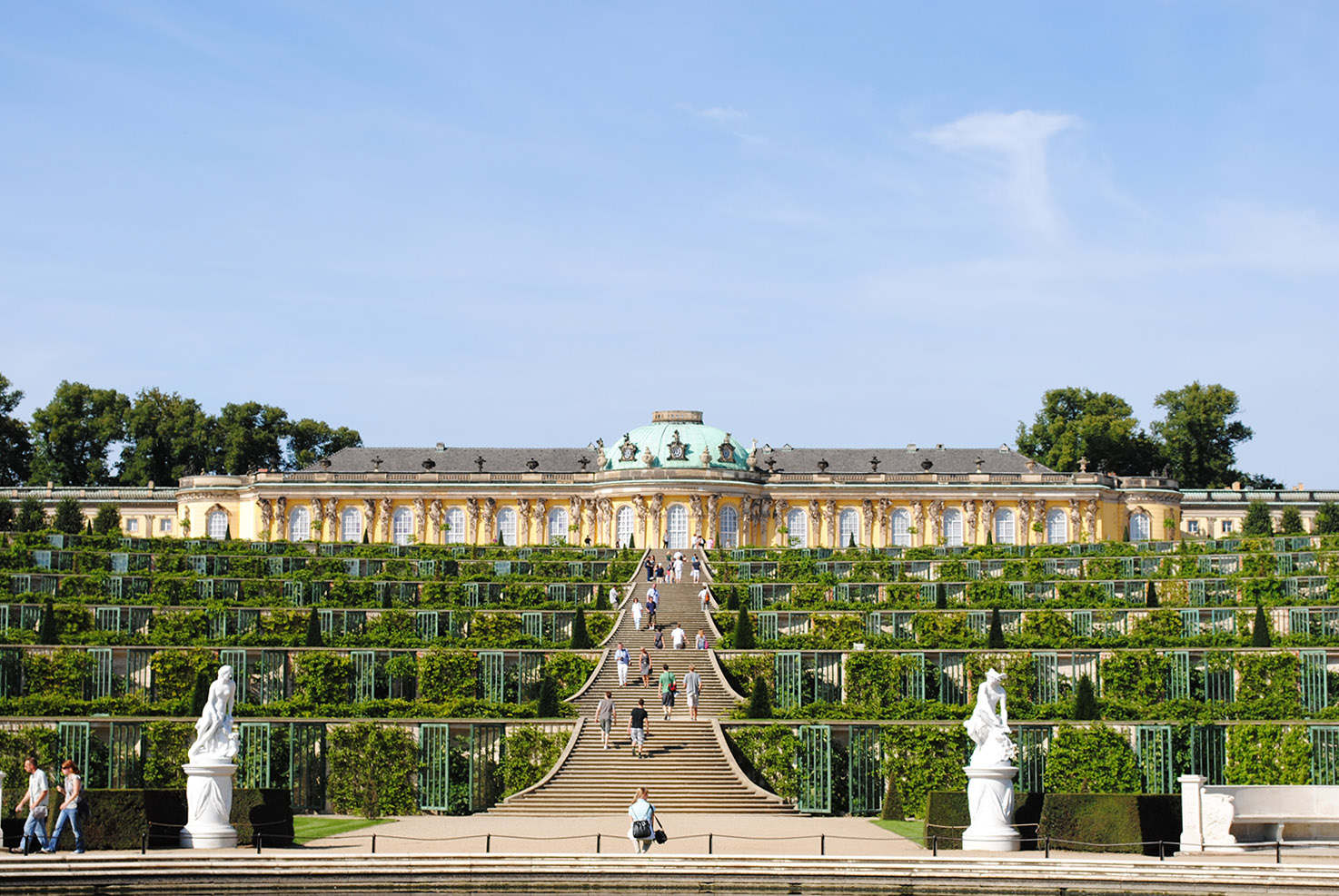 Potsdam, die Hauptstadt Brandenburgs – die im Südwesten an Berlin grenzt –, trumpft mit einer Vielzahl an Sehenswürdigkeiten auf. Da wäre zunächst Sanssouci: Erbauen ließ das „preußische Versailles“ Friedrich der Große, heute steht das prachtvolle Stadtschloss mit seinen weitläufigen Gärten Besuchern offen. 