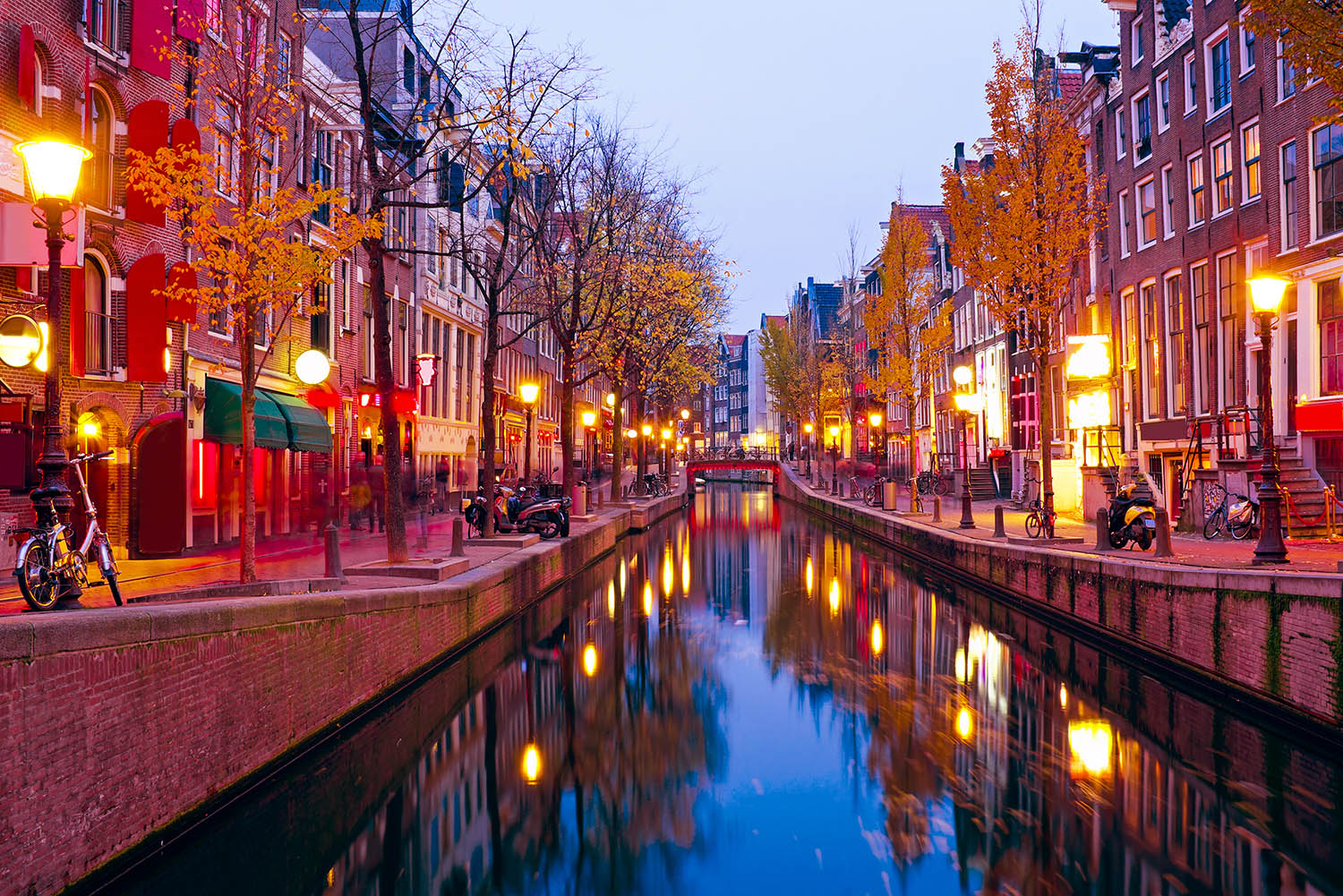 Zur Bachelor-Party reist man mit seinen besten Männern um die Welt: Diese fünf Städte liefern Grund (und Platz) zum Feiern. Amsterdam