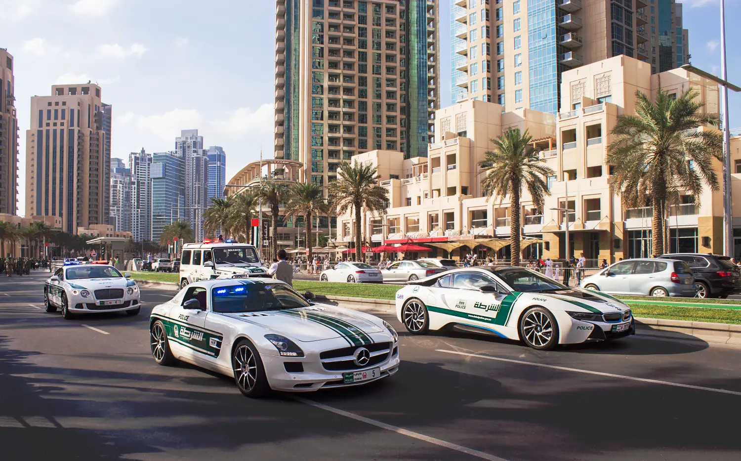 Nur in Dubai Polizei Autos