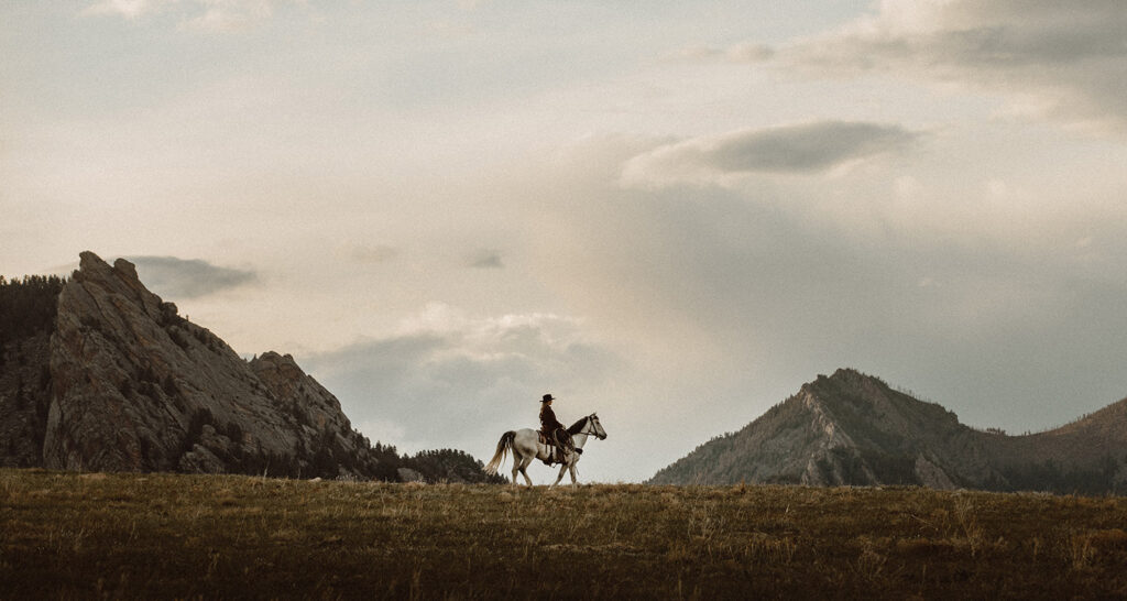 Mit den Cowboys auf die Weide reiten? Was nach Wildem Westen klingt, zählt 2023 zu den beliebtesten Travel Trends: die Cowboycation.