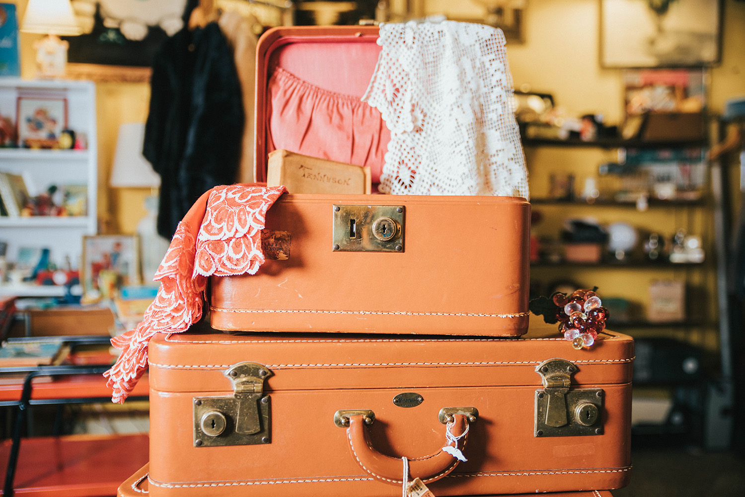 Travel Tricks: Fast versteht es sich von selbst: Wer im Vorhinein überlegt, welche Outfits er während seines Urlaubs oder Kurztrips tragen möchte oder benötigt, kann ziemlich viel Platz sparen.